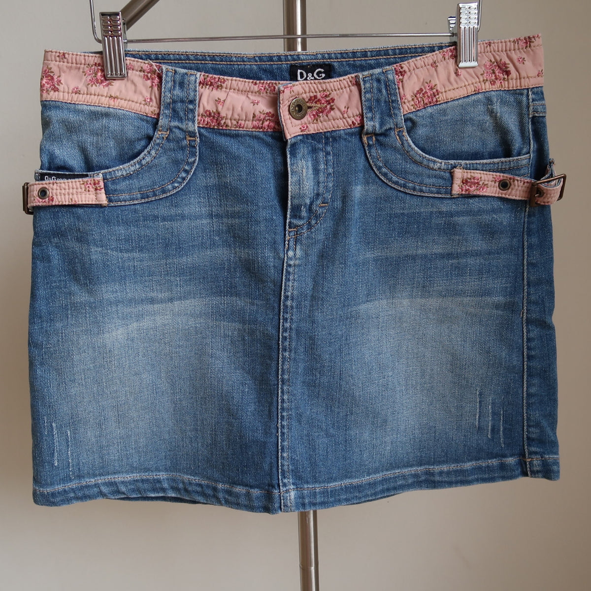 Dolce & Gabbana Vintage Y2K Denim Skirt 
Denim skirt with pink floral hem detailing 